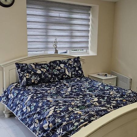 Redbridge Cozy Studio Near To Tube Station מראה חיצוני תמונה