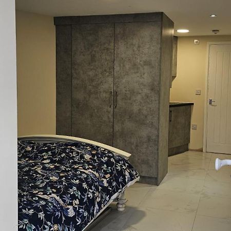 Redbridge Cozy Studio Near To Tube Station מראה חיצוני תמונה